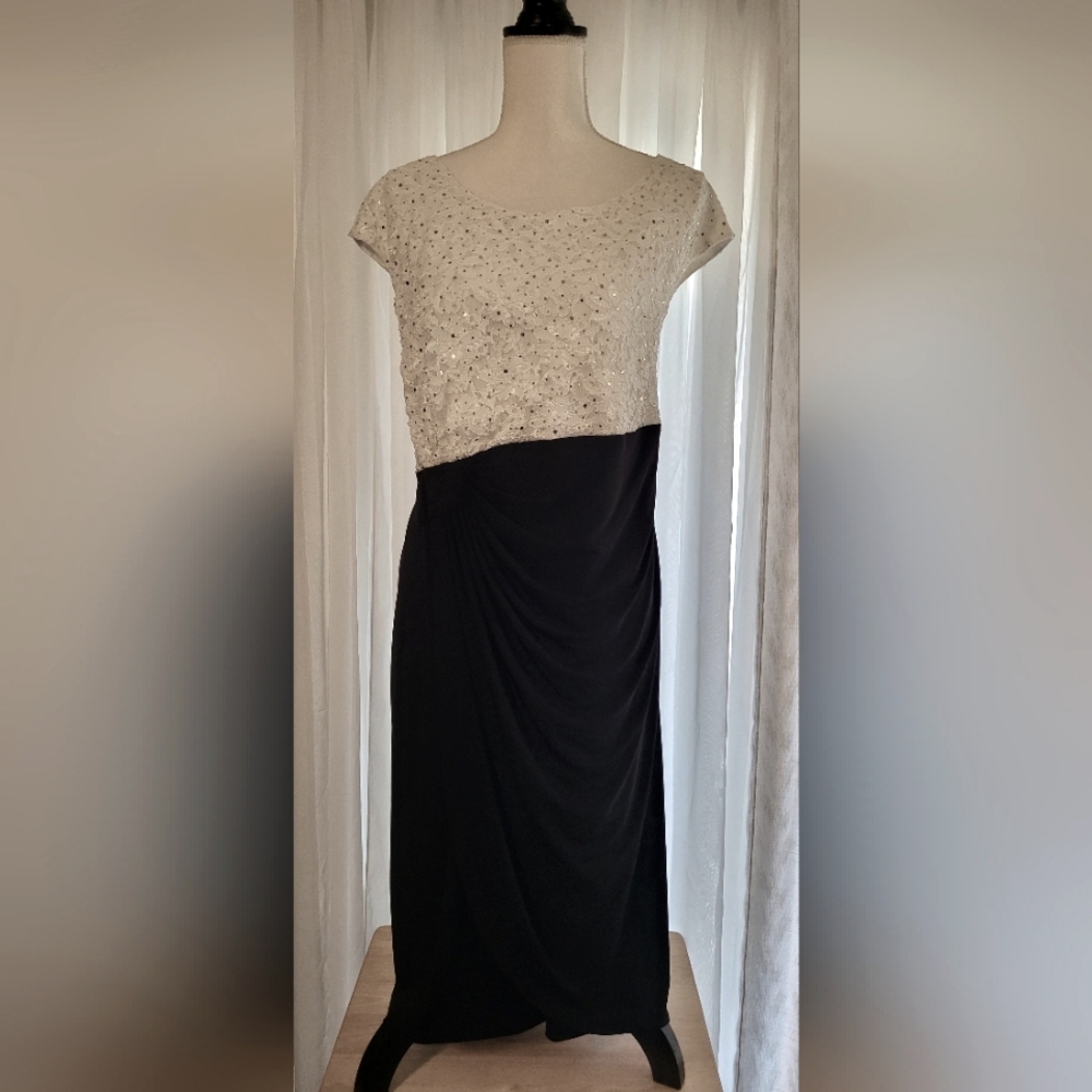 Connected Apperal black /white sparkle dress size 22